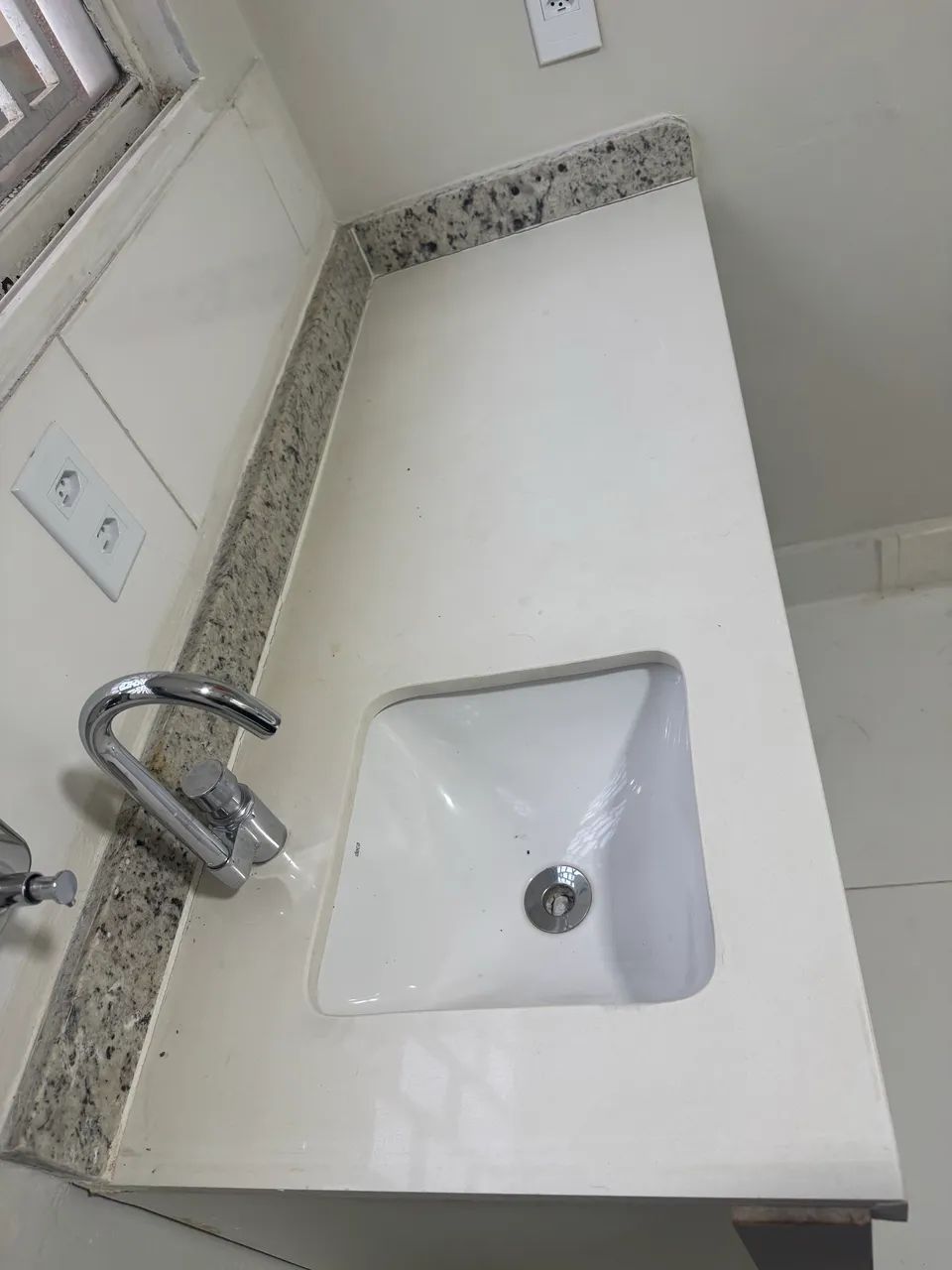 Pia de marmore branco com torneira cromada - Foto 2