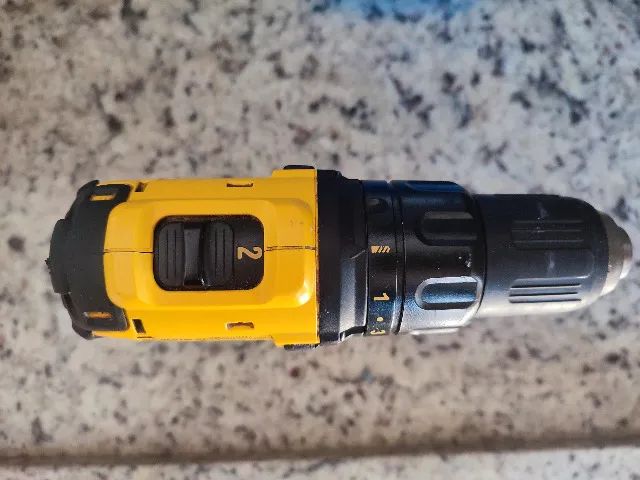 Furadeira  Dewalt Dcd 780  - Não acompanha bateria  - Foto 3