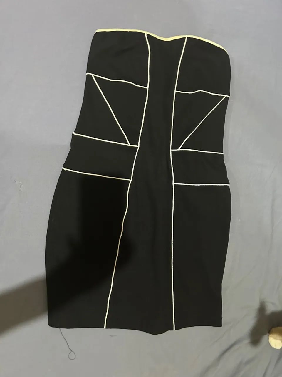 Vestido preto com detalhes em branco tomara que caia