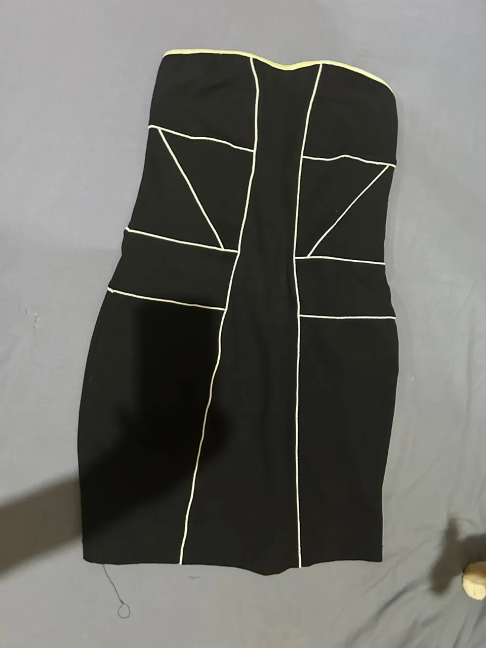 Vestido preto com detalhes em branco tomara que caia