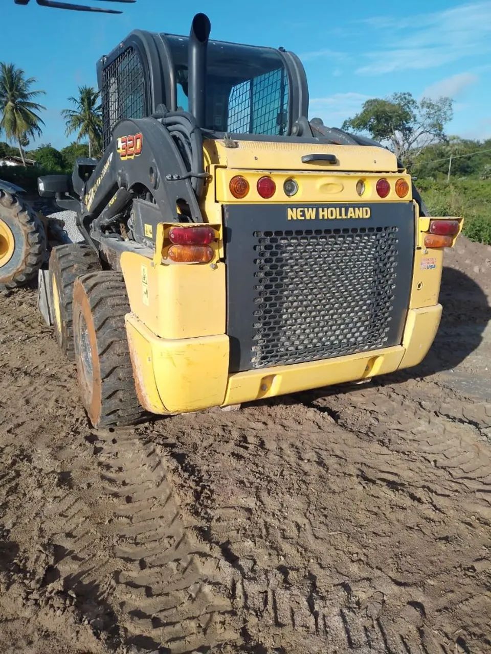 Mini Carregadeira New Holland L320 - Foto 4