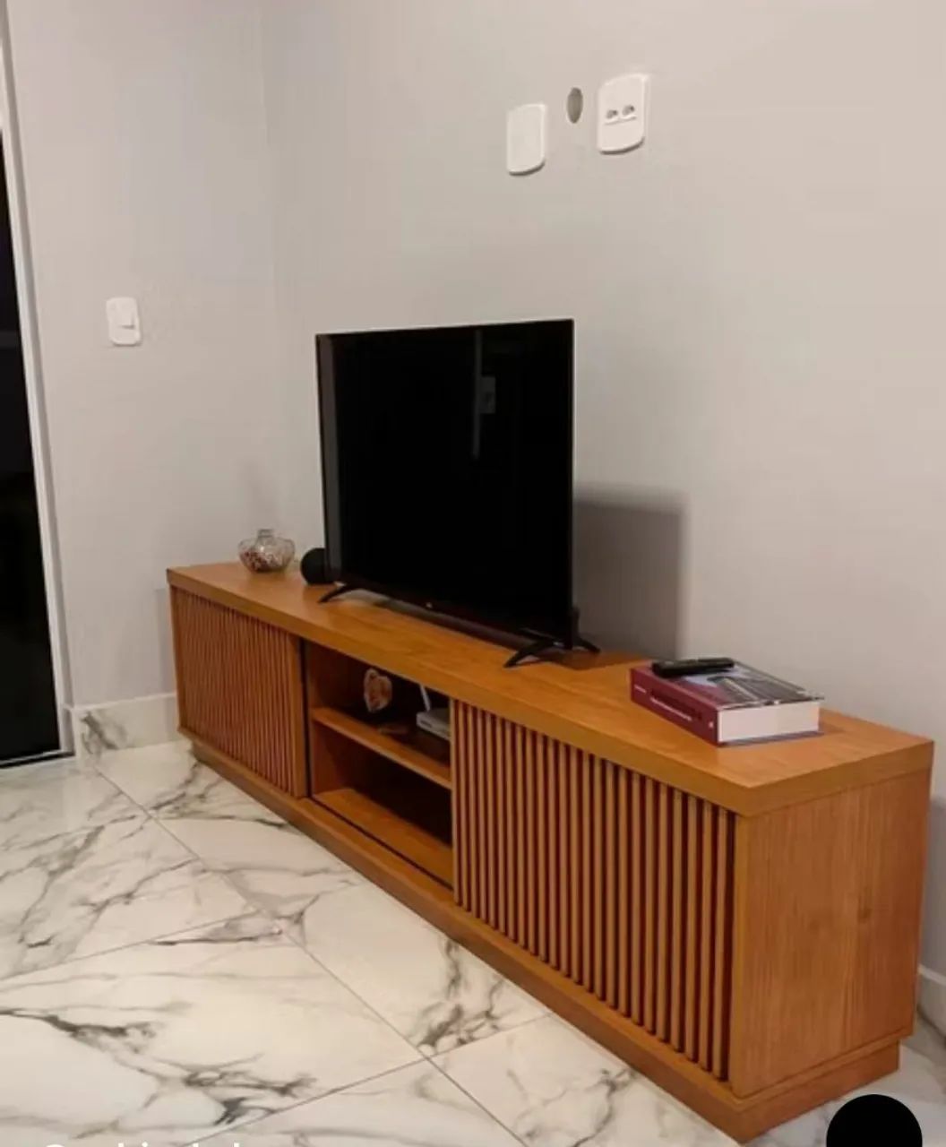 Rack 2,20m elegante com portas ripadas - ideal para sala moderna - Foto 3