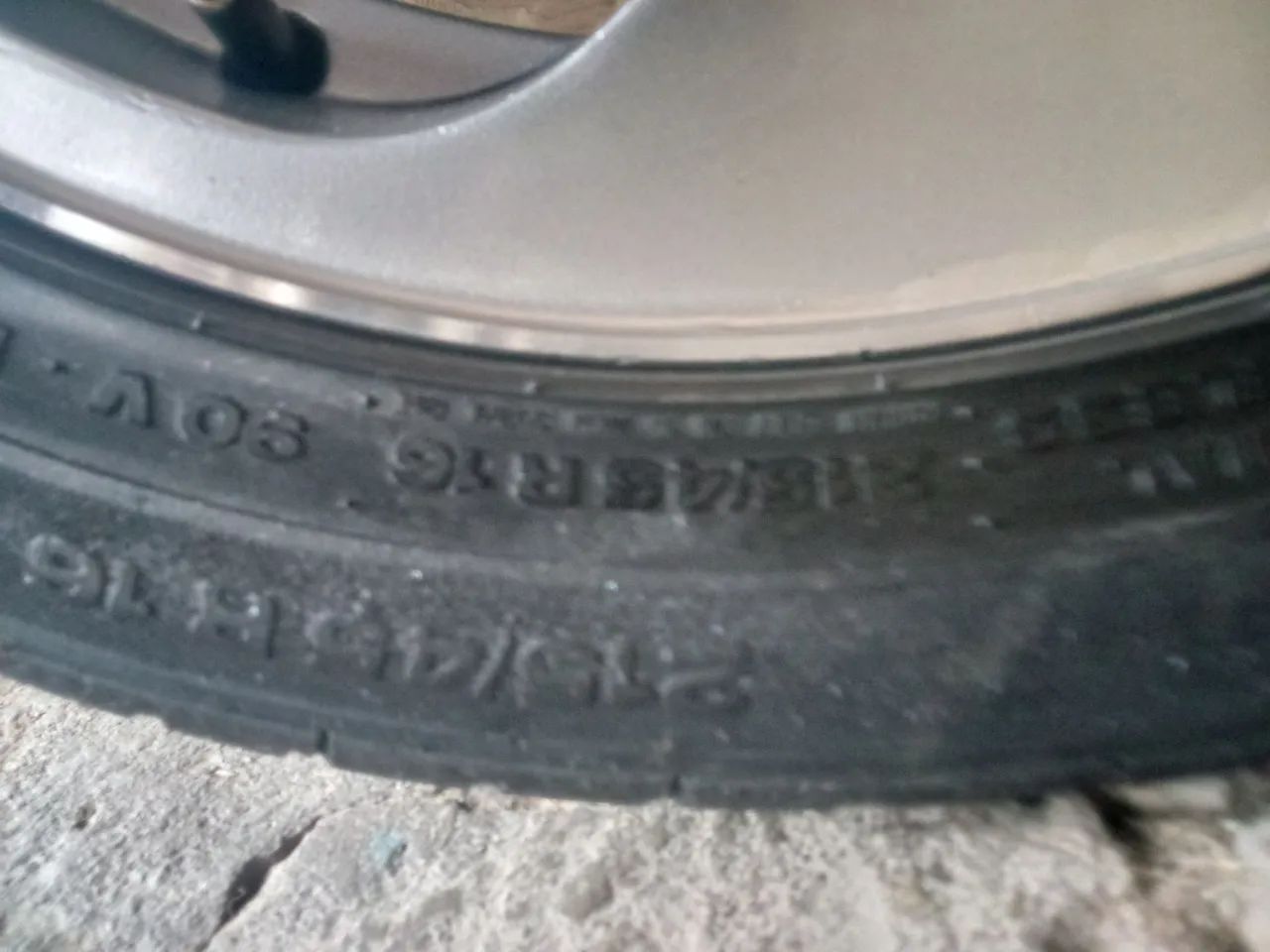 2 pneus continental 195/55 R16 bom estado da para andar muito a inda os 2 por 200 - Foto 3