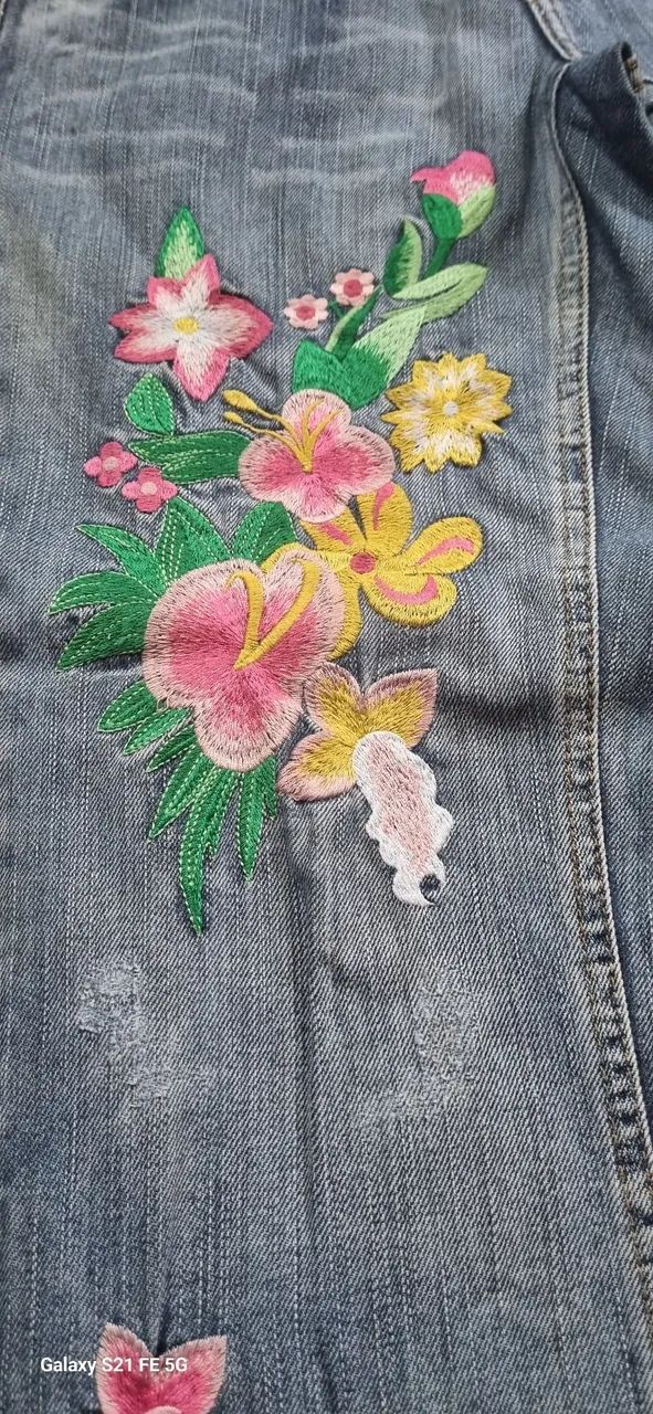 Calça jeans cropped 38 bordada linda - Foto 4