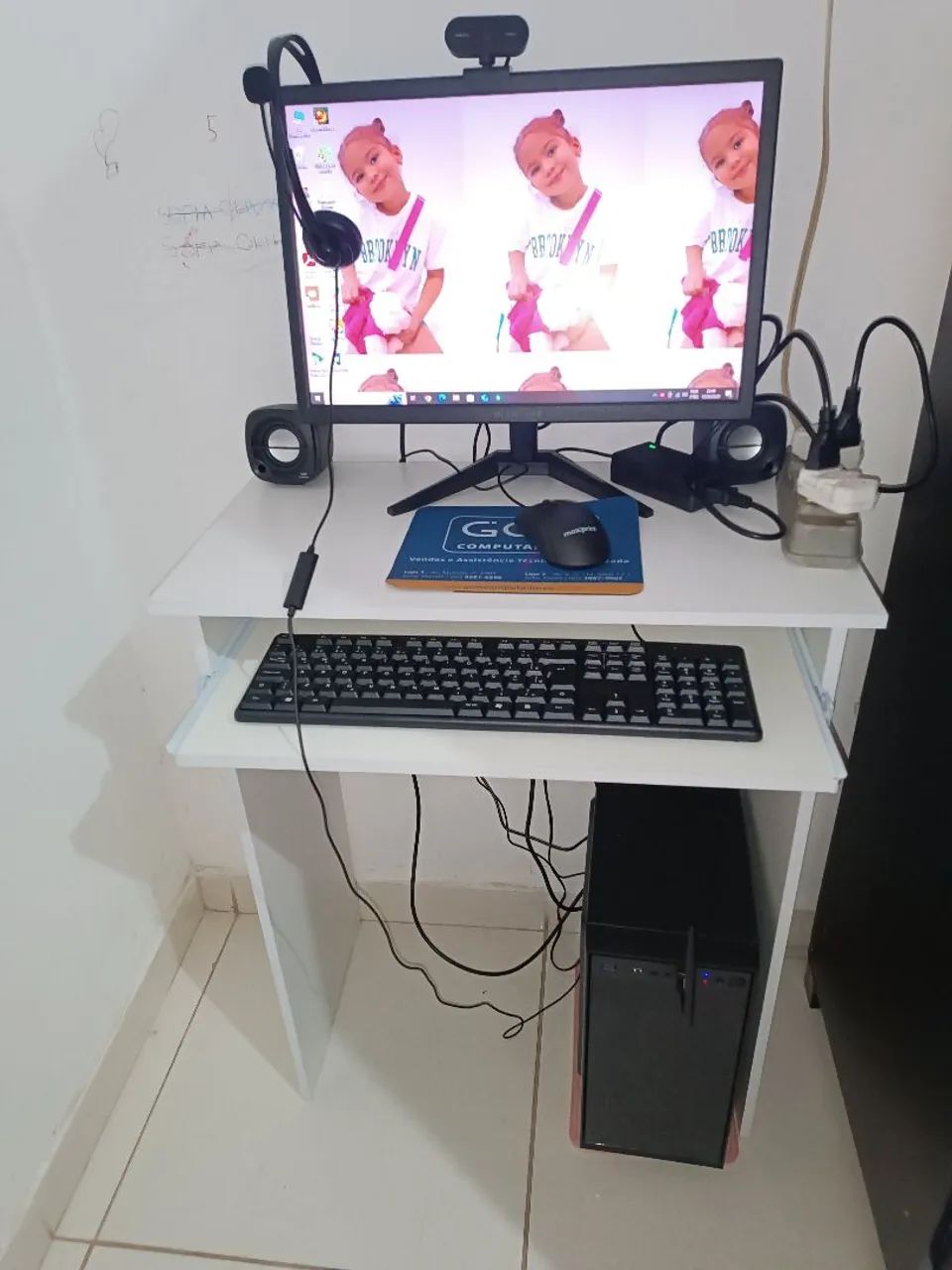 Mesa de computador, computador completo 