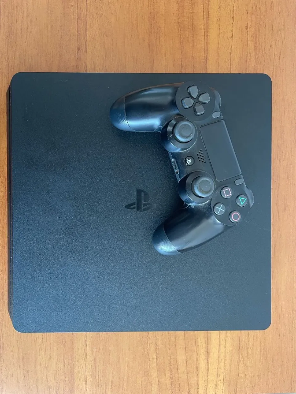PS4 1Tb sem leitor + 3 controles