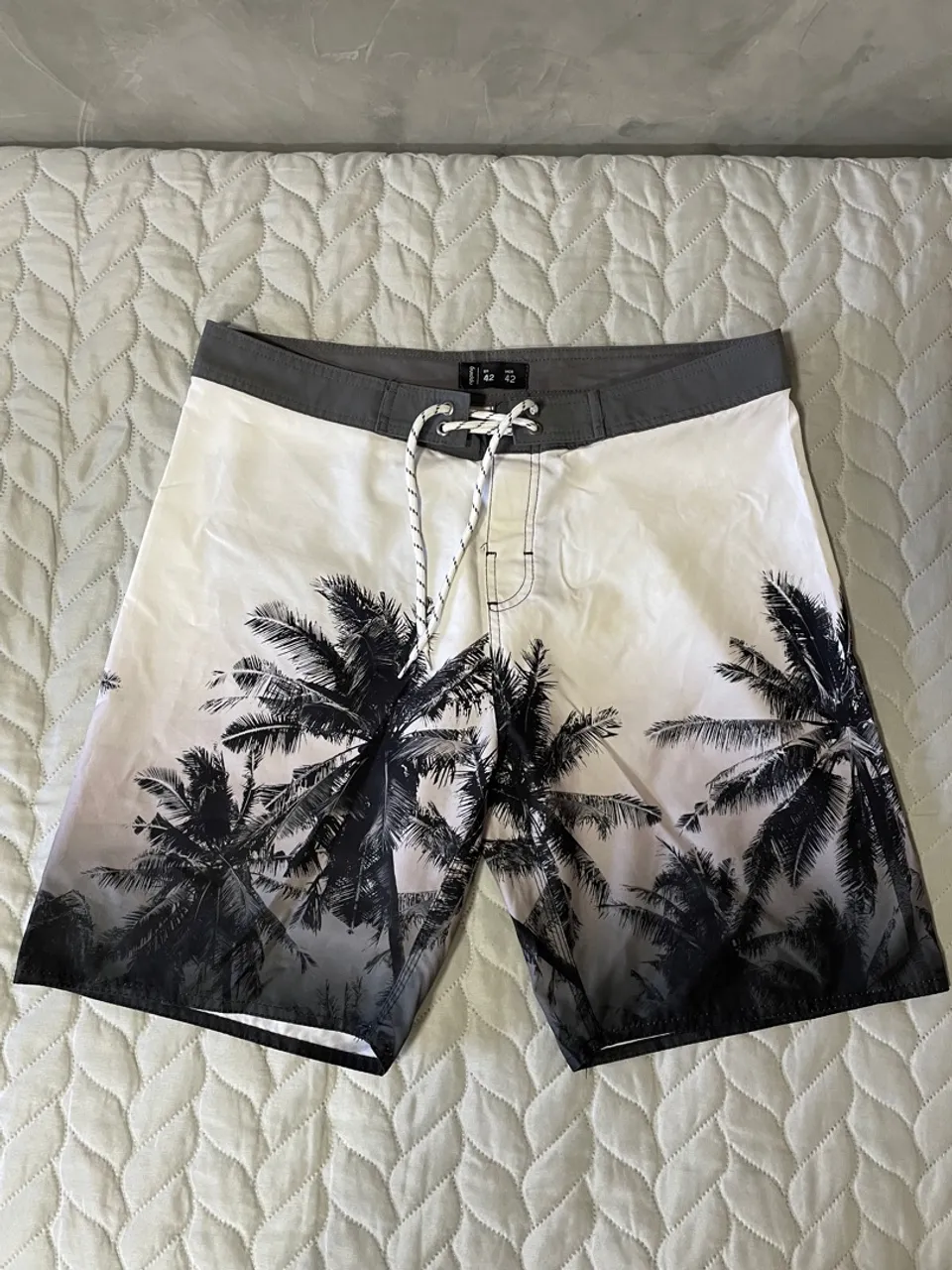 Bermuda de banho preta e branca tam 42