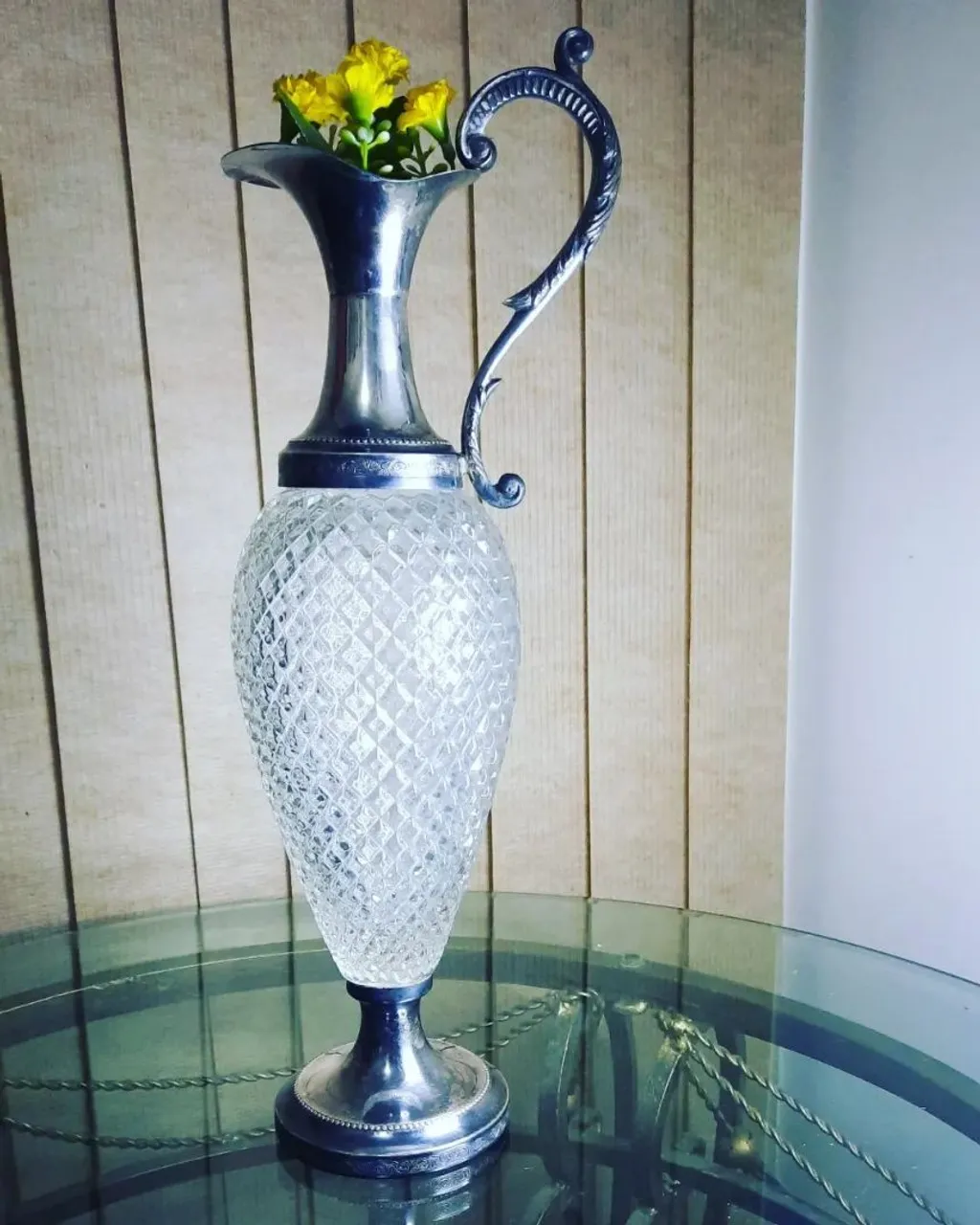 Jarra de prata 90 com vidro ricamente detalhado. Medida 39cm de altura.
