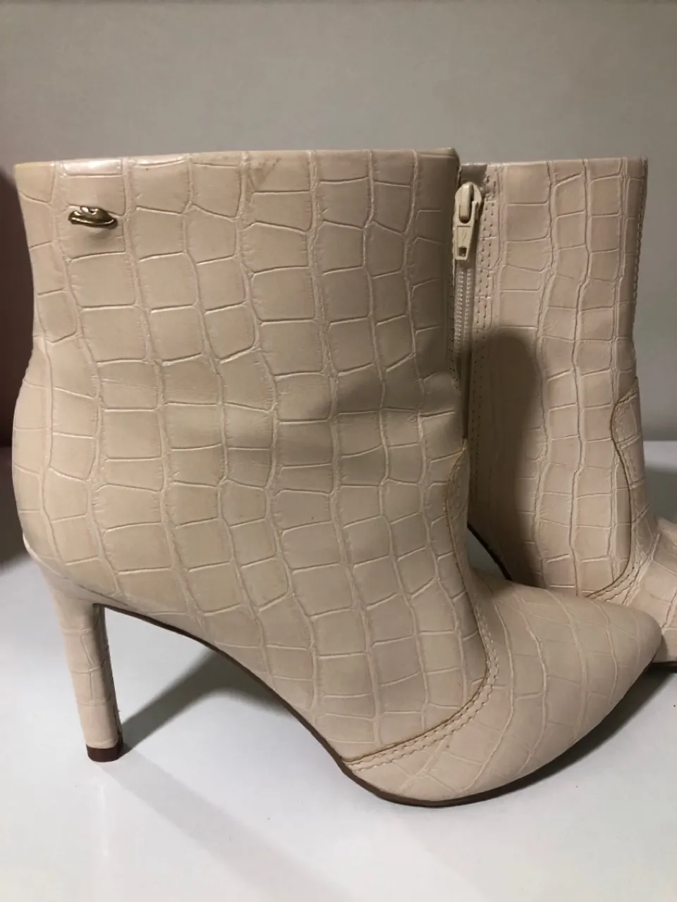 Bota Feminina Salto Fino Couro Bota Dakota cor off Croco Bege