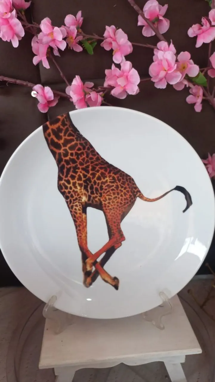 Prato em porcelana Decorativo Girafa - Elegância para sua mesa!
