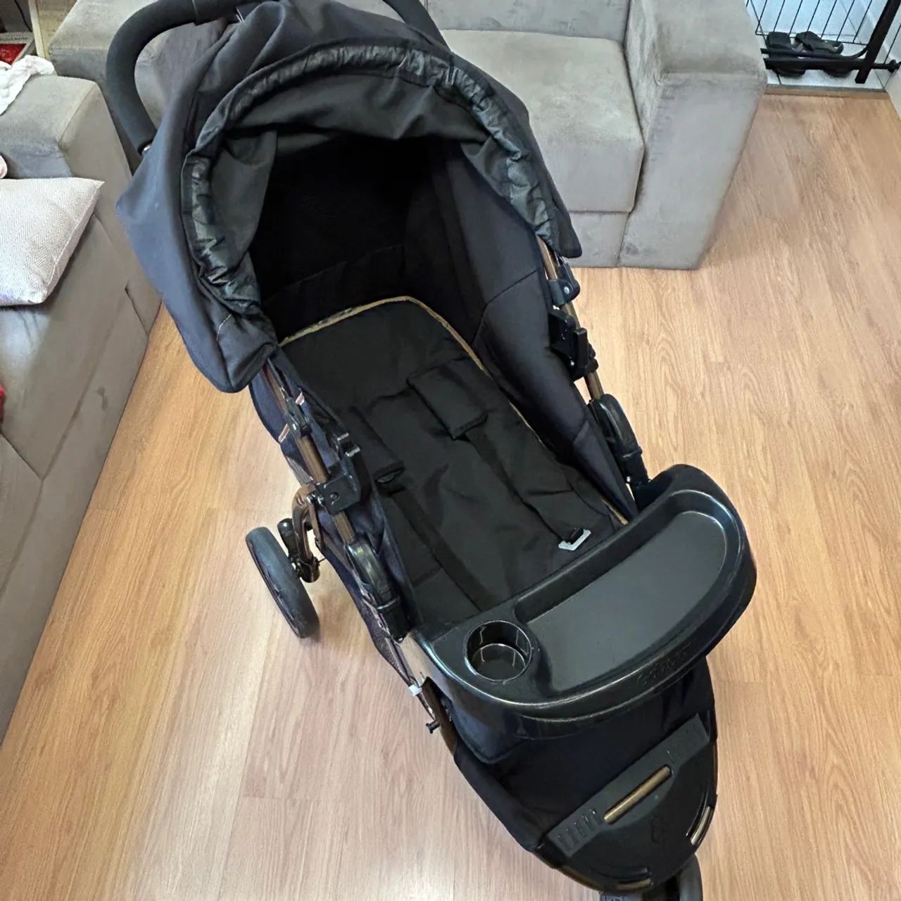 Carrinho de bebê Galzerano Cross preto 3 rodas com bebê conforto