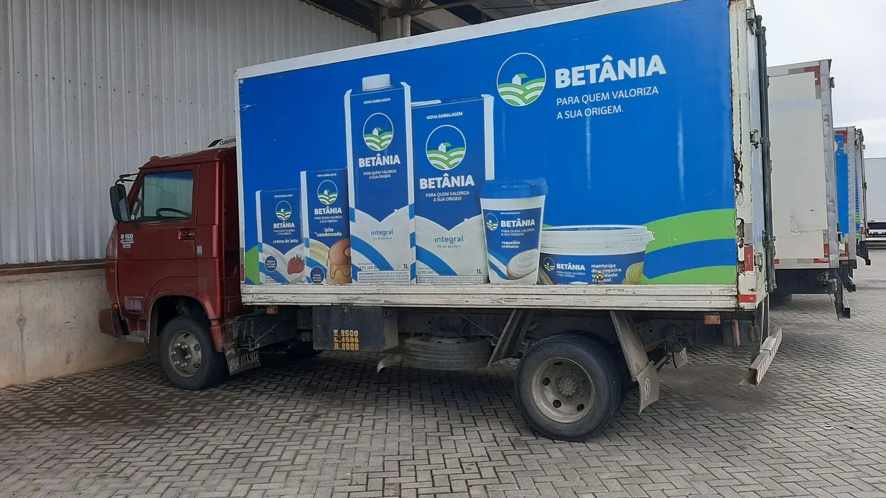 Vendo baú frio funcionando perfeitamente, tamanho quatro e meio ou troco nun baú seco.