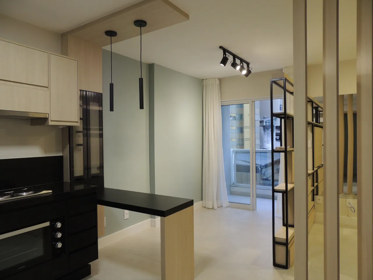 Studio planejado e com mobília, pronto para locação