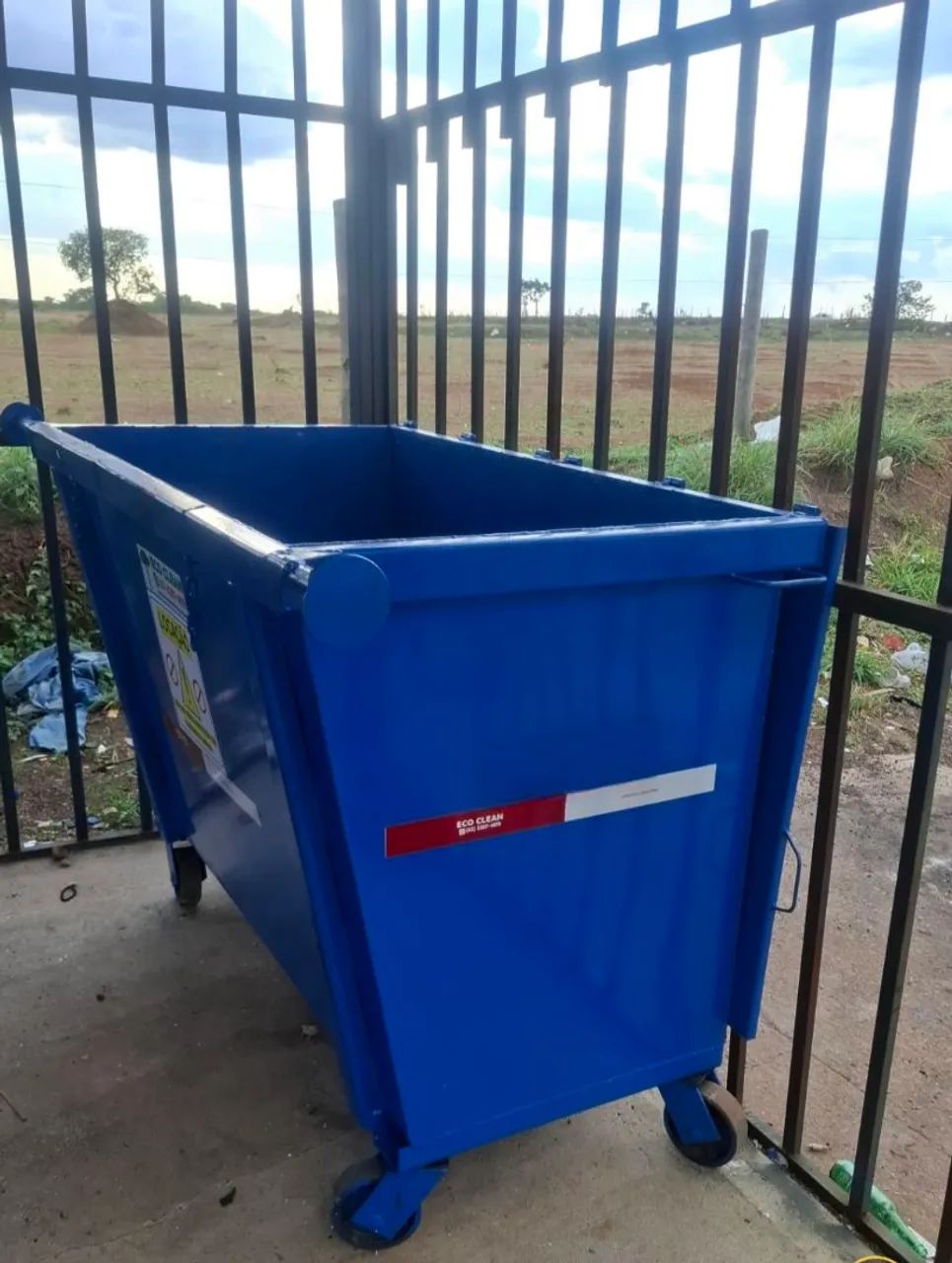Lixeira contener basculante capacidade 1200lt  - Foto 2