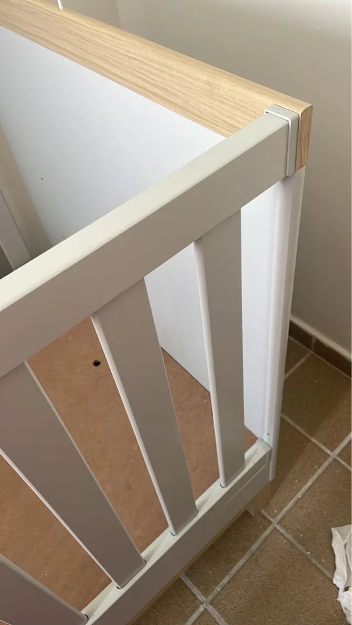 Berço cinza e marrom em Ótimo Estado para Bebê - Foto 2