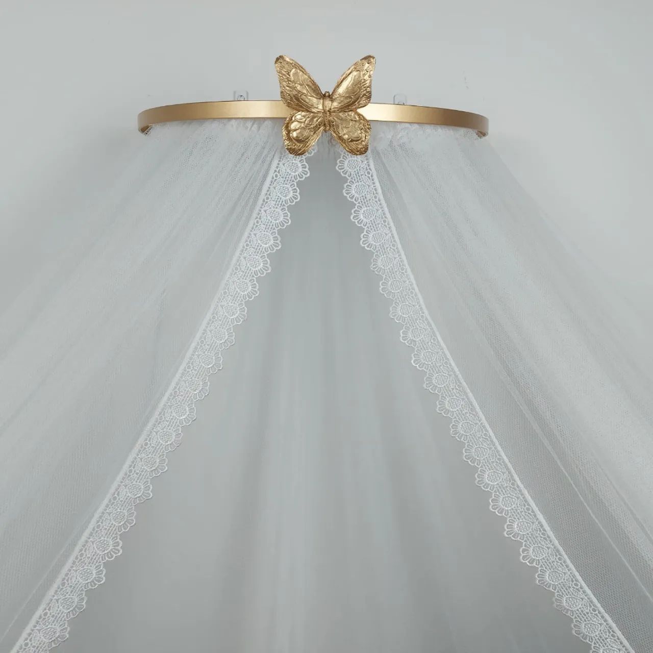 Dossel com Mosquiteiro para Berço com Detalhe de Borboleta Dourada
