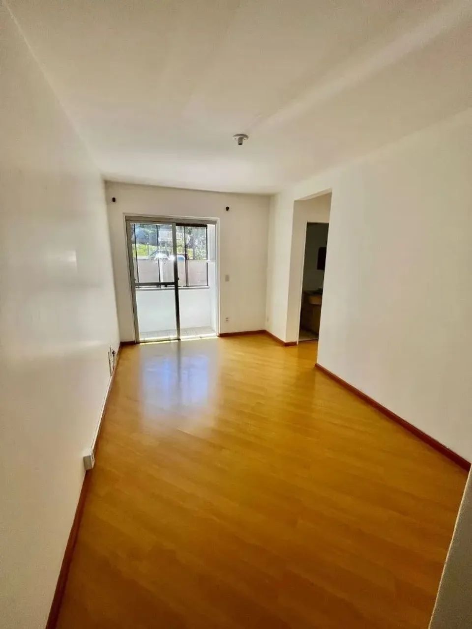 Vende apartamento de 02 dormitórios, sala para 02 ambientes com sacada fechada, banho soci - Foto 5