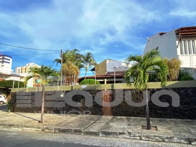 CASA À VENDA NA FAROLÂNDIA - ESQUINA, COMPLETA E AVERBADA!