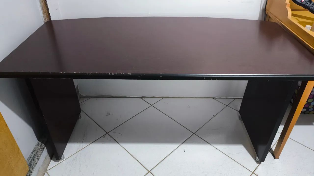 Mesa de escritório tampo de 2.5 e vidro grosso. - Foto 3