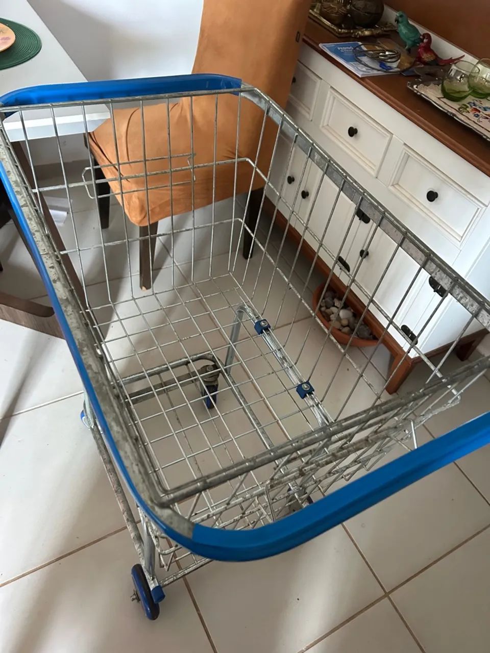 Carrinho de compras de metal com 4 rodas - Foto 2