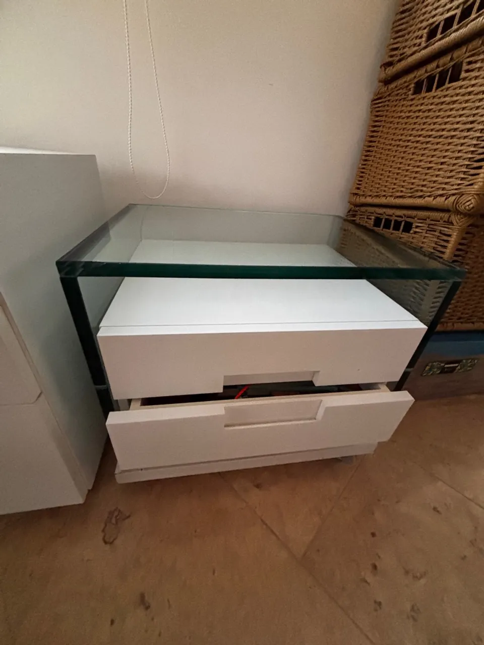 Mesa de cabeceira com gavetas e tampo de vidro