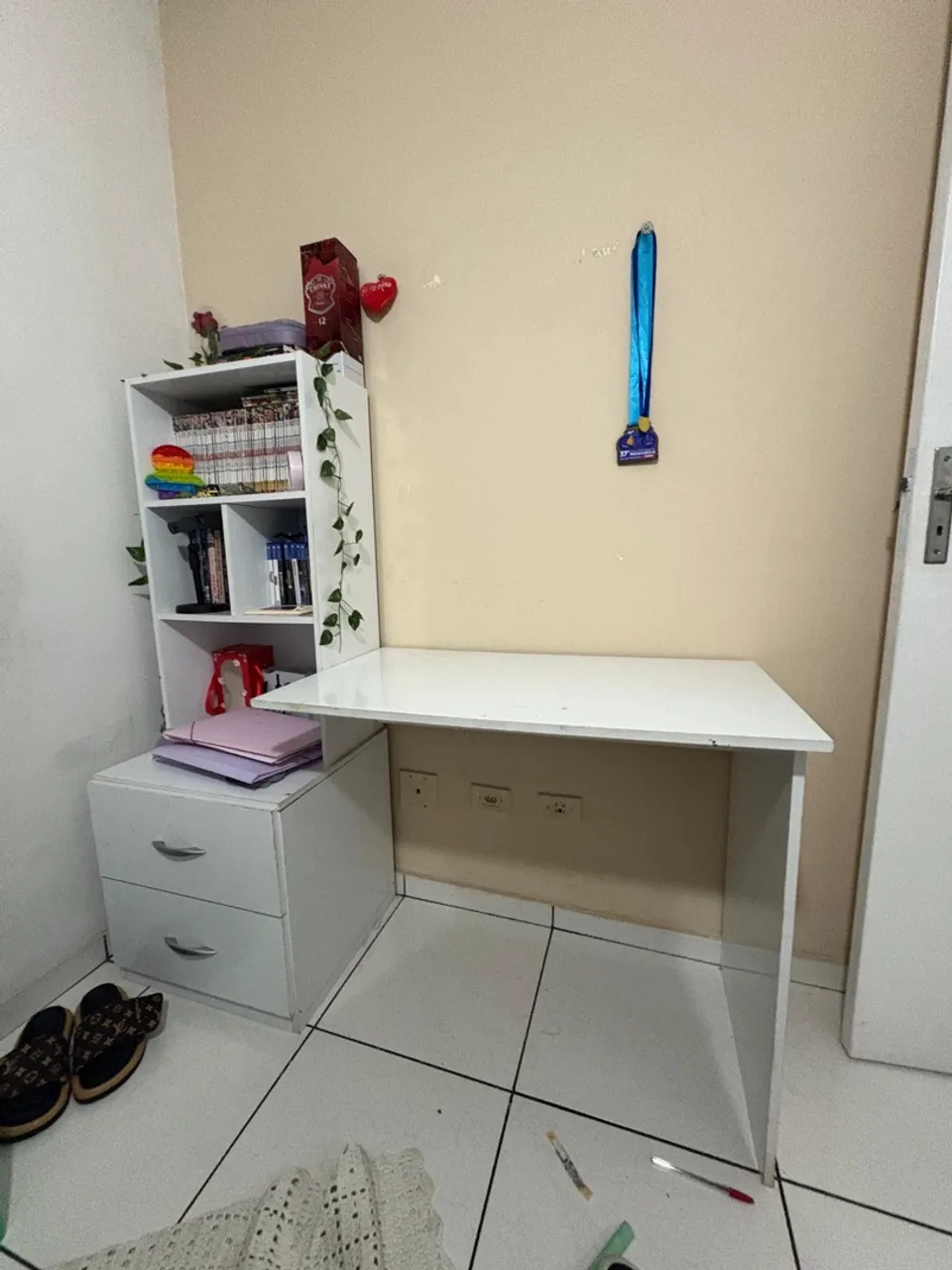 Escrivaninha branca com estante acoplada