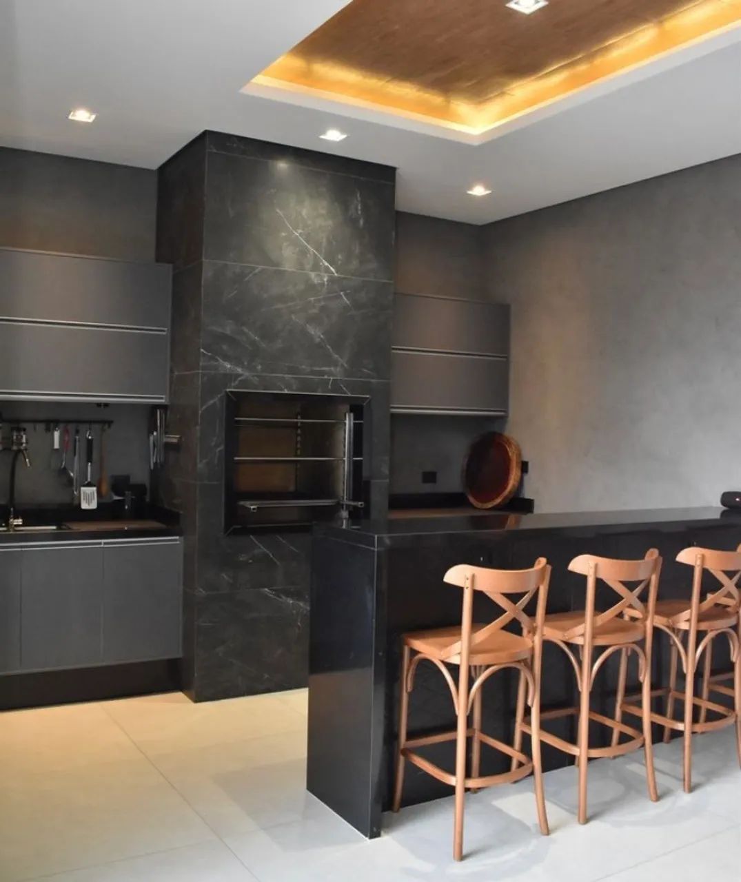 Churrasqueira revestida em porcelanato + kit de grelhas e espetos