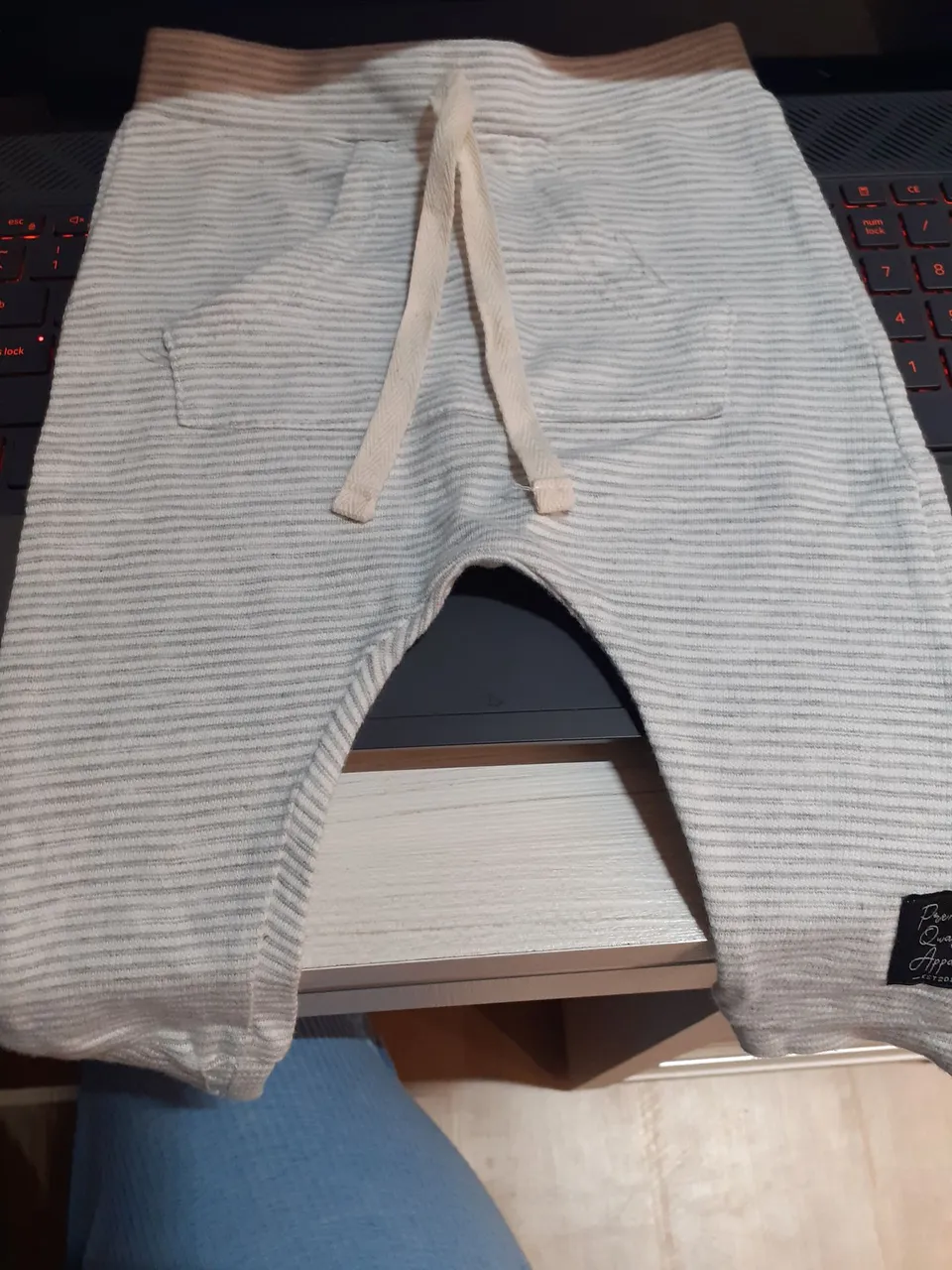 Calça de bebê cinza com listras