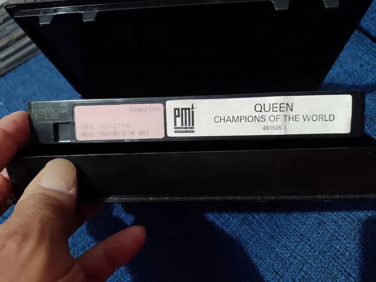 Fita VHS - Queen - Champions of the World - Foto 3