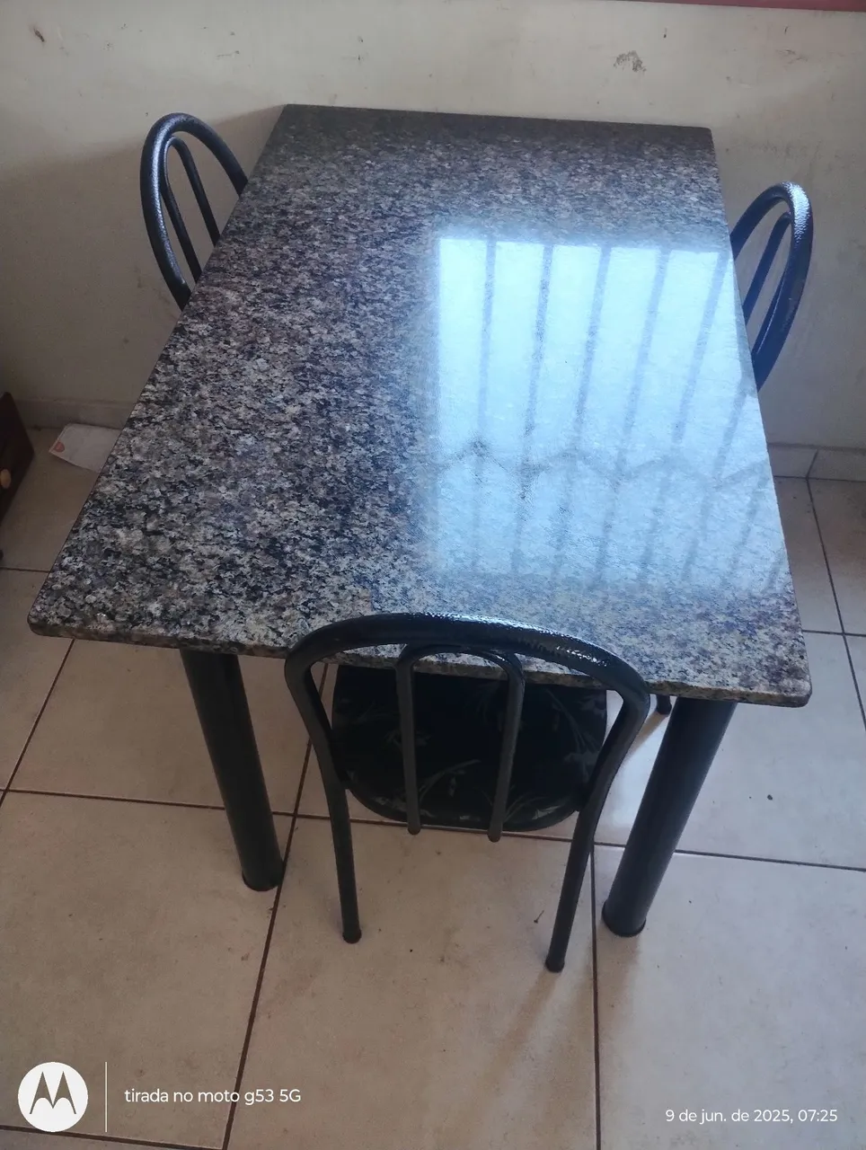 Mesa de granito com 4 cadeiras