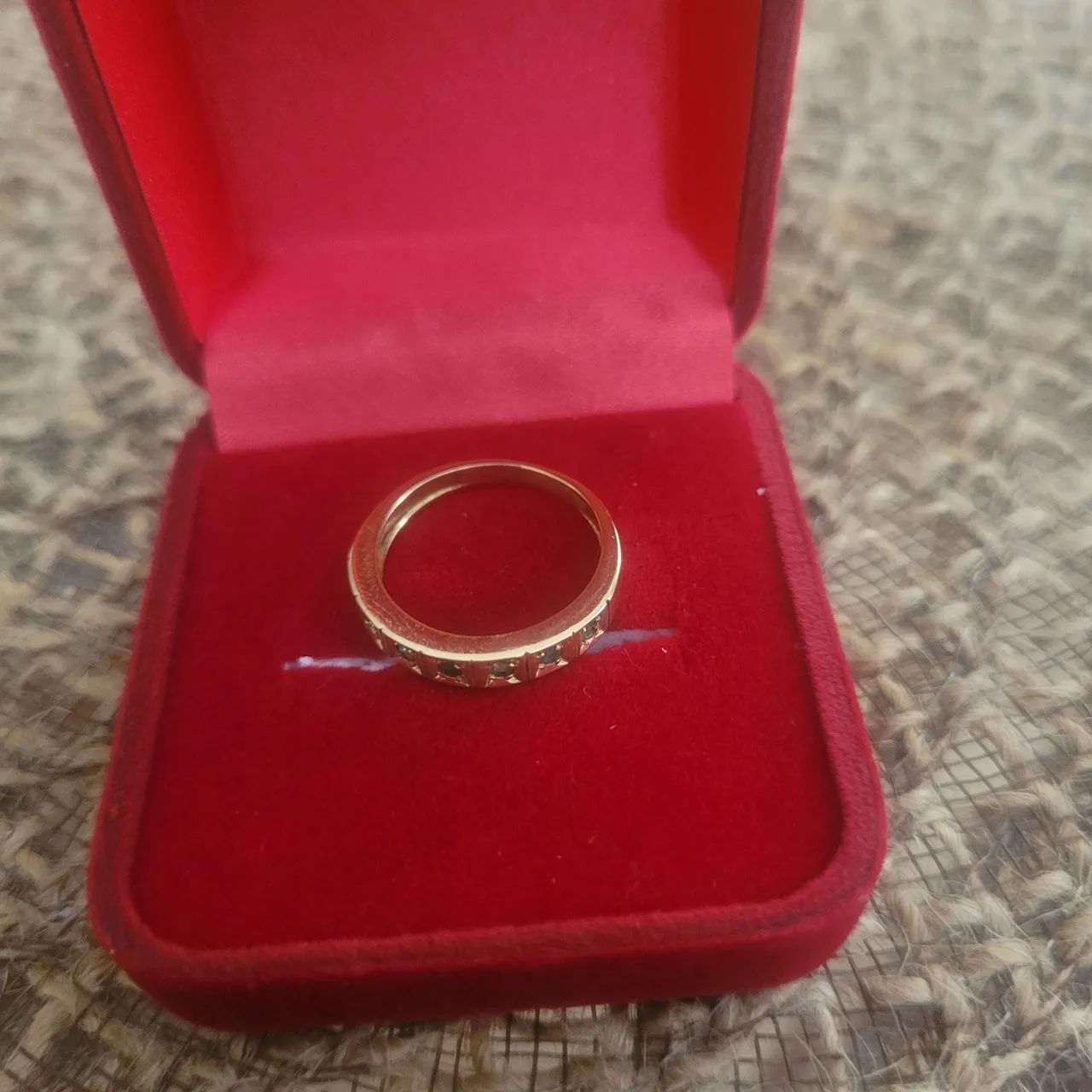 Meia Aliança em ouro 18k 750 com 7 esmeraldas  - Foto 2