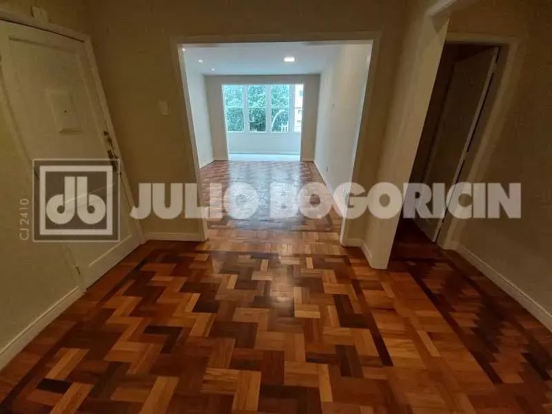 Reformadíssimo apto - Posto 6 - Praia - Metrô - 231m no IPTU - 2 salões - jardim de invern