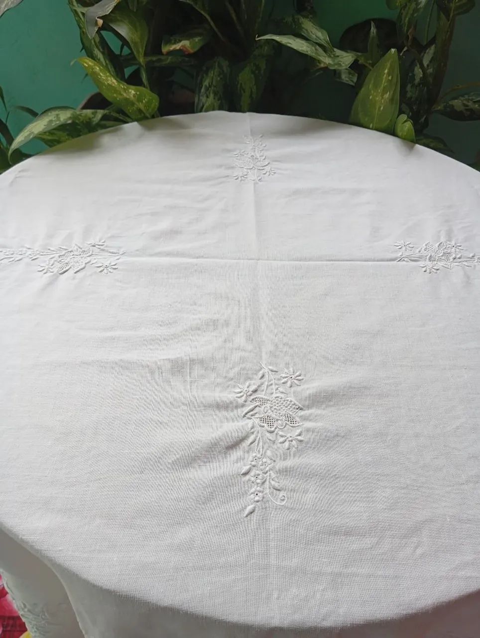 Uma toalha de mesa quadrada ela mede 1,30 por 1,30 bordada tecido e linho. - Foto 5