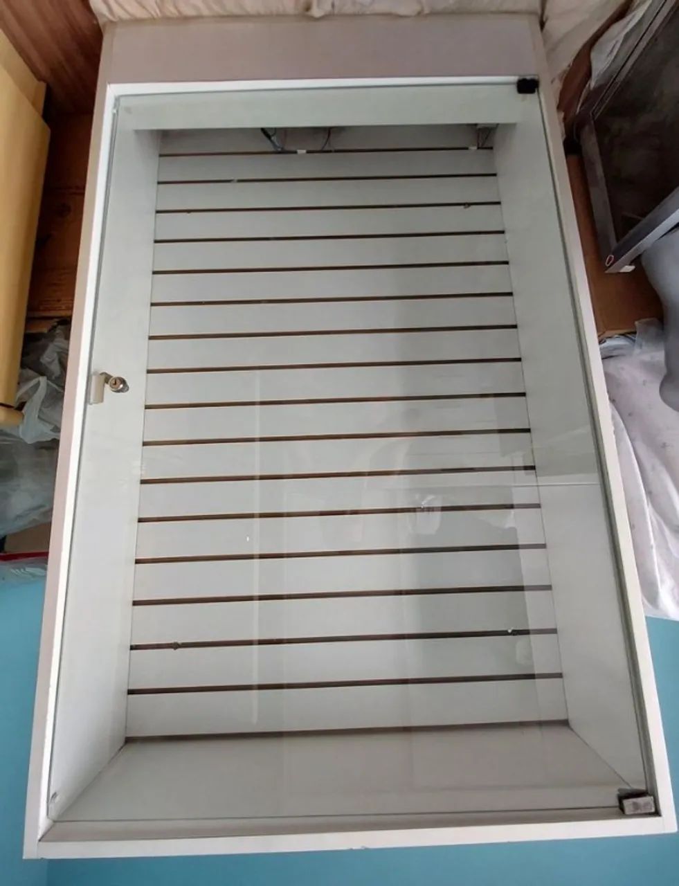 Expositor em MDF Branco com Porta de vidro com Chave e Iluminado com Novo - Foto 4