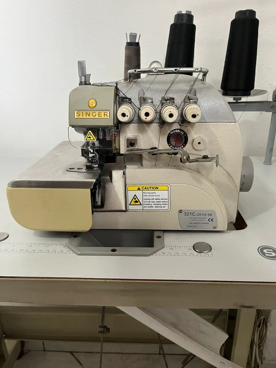 Máquina de Costura Overloque Industrial Singer 321C-251H-56 - Ótimo Estado - Foto 5