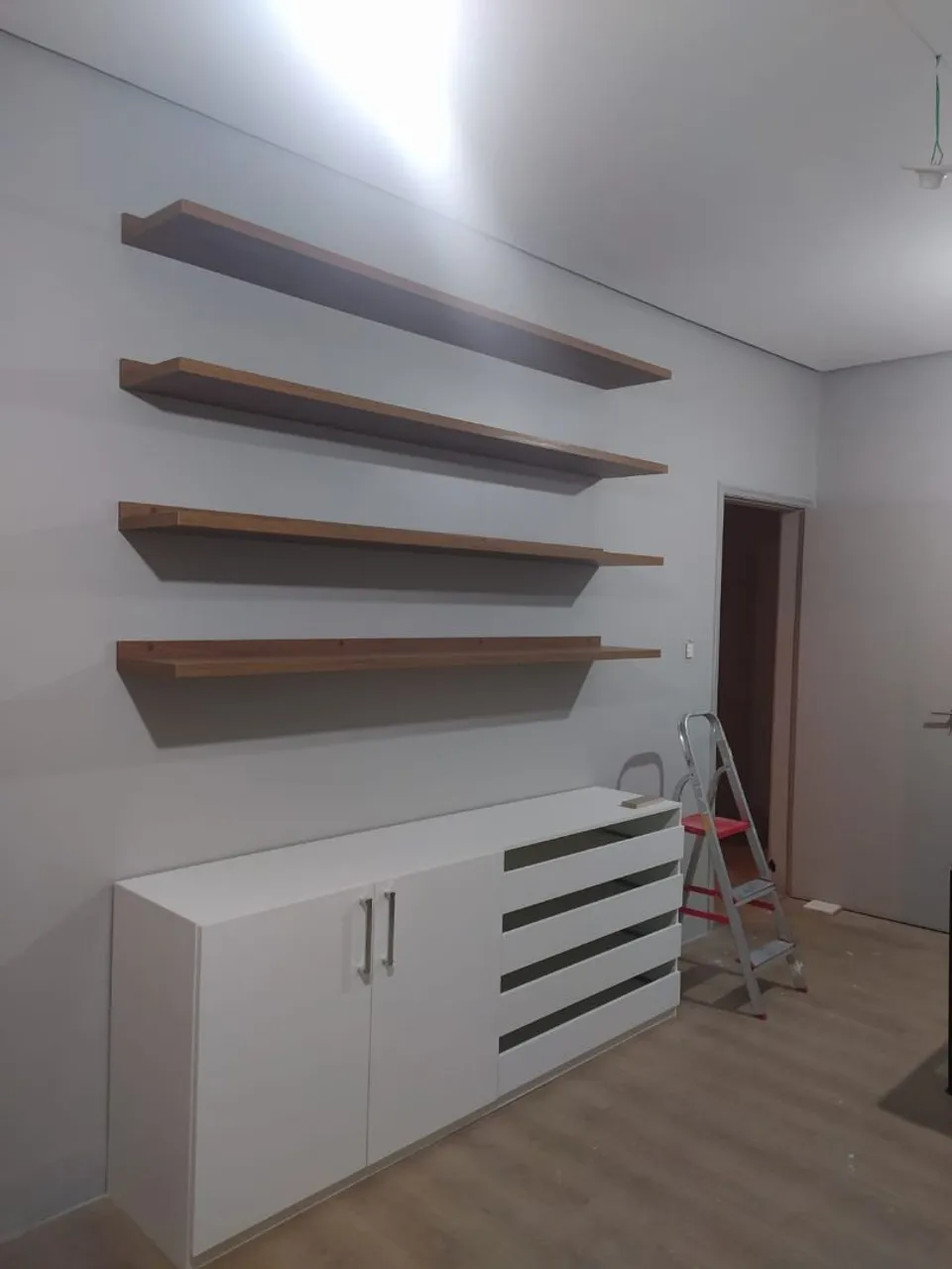 Armário com duas portas e quatro gavetas abertas