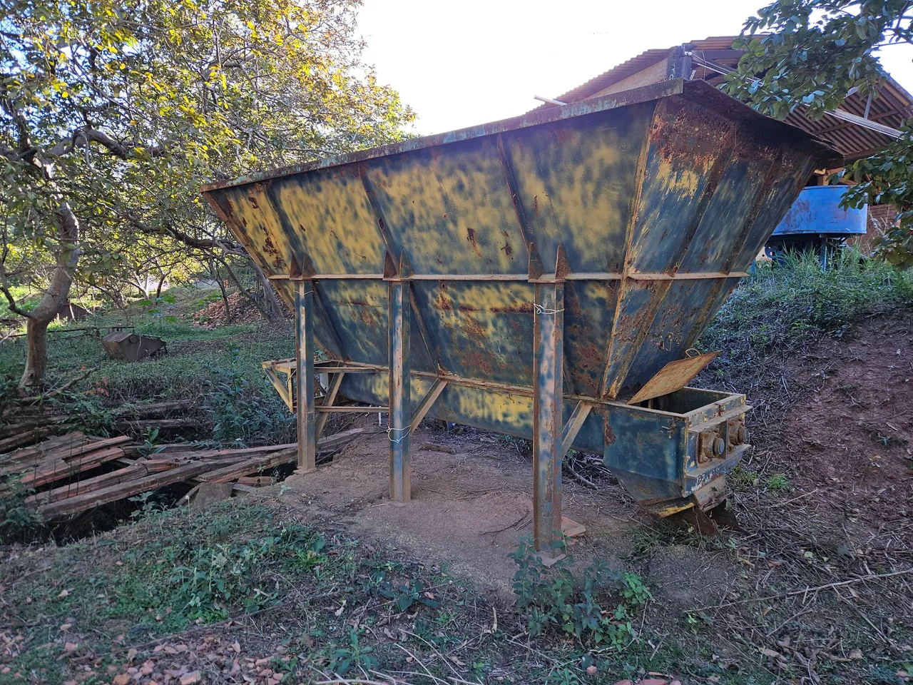Caixão alimentador para cavaco