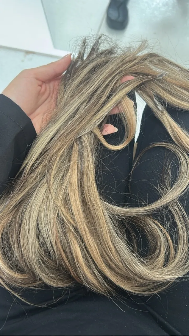 Extensão capilar loira com mechas