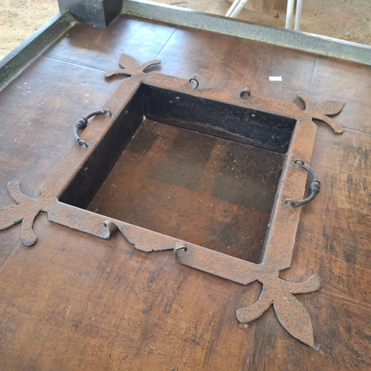 Mesa de centro com fogareiro - madeira maciça - Foto 2