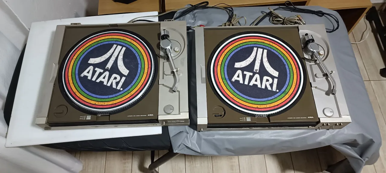 2 Toca Discos AIWA com pitsh.