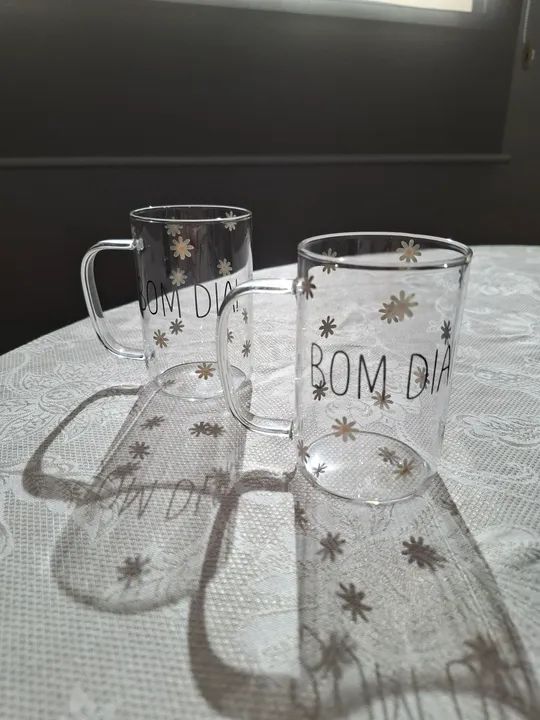 Dupla de xícaras de vidro novas da Wolff com estampa de flores 'Bom dia'