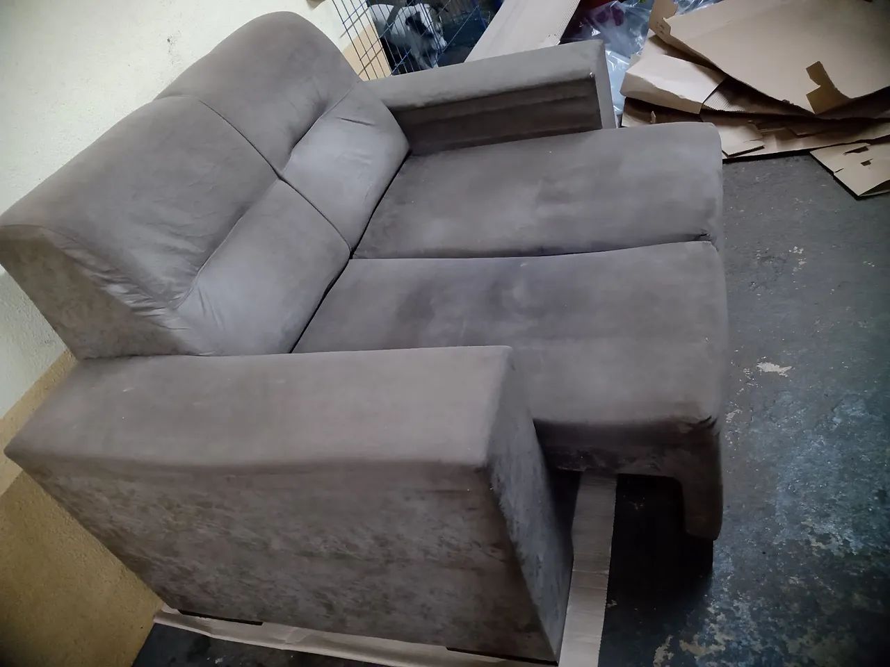 Sofá retrátil de dois lugares. Em ótimo estado 64618324400898122