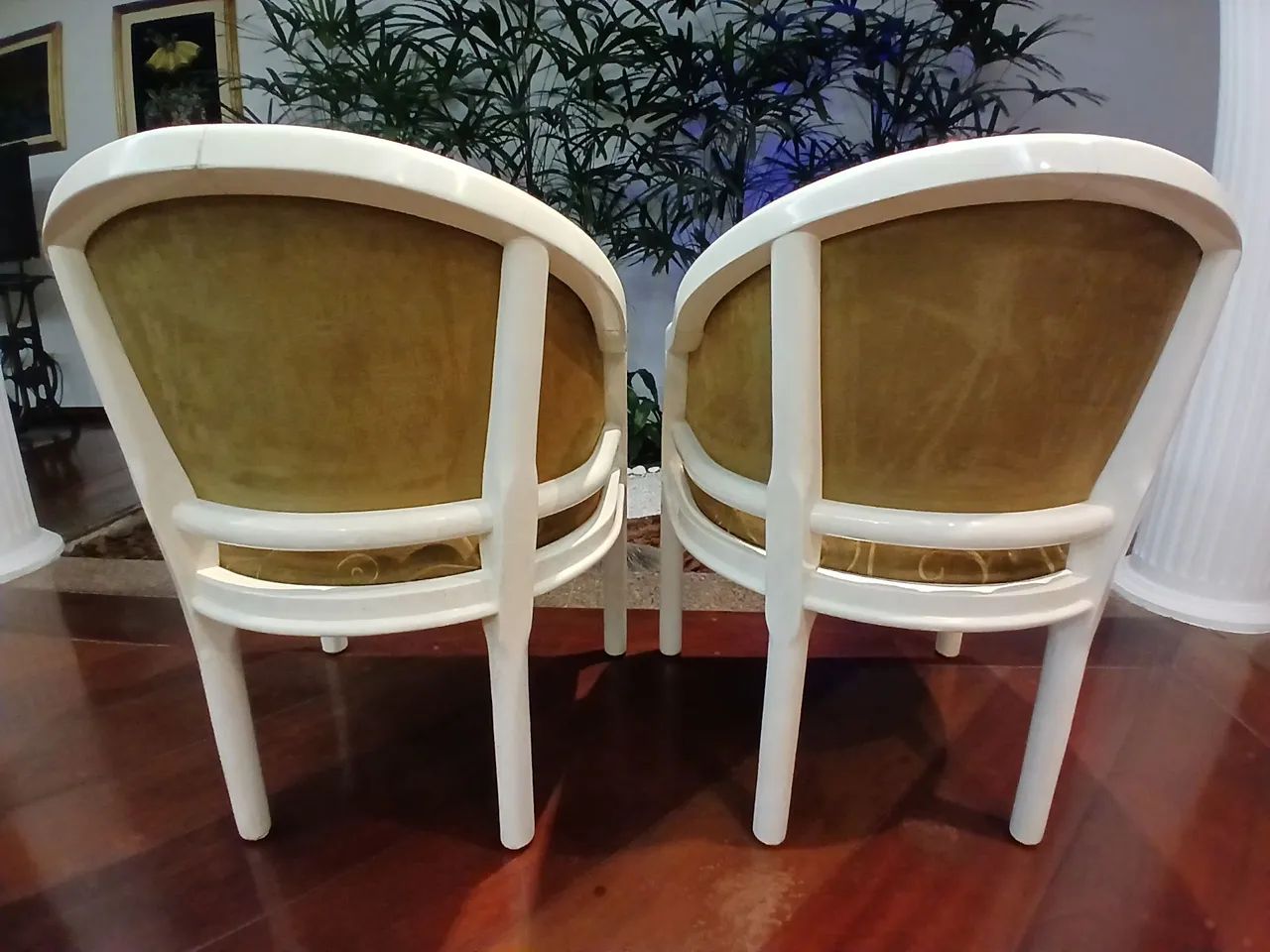 Par de Poltronas Clássicas em Veludo - Foto 3