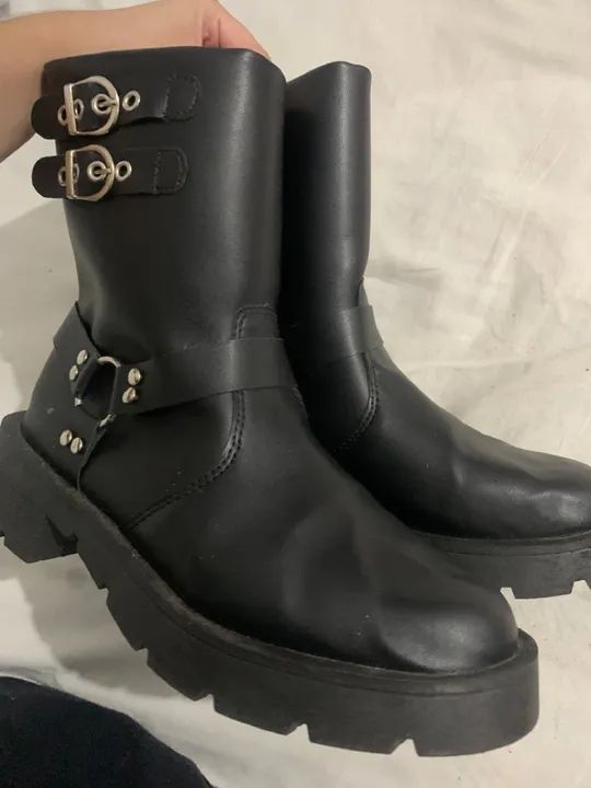 Bota Femenina Preta de Couro sintético com Fivelas - Foto 2