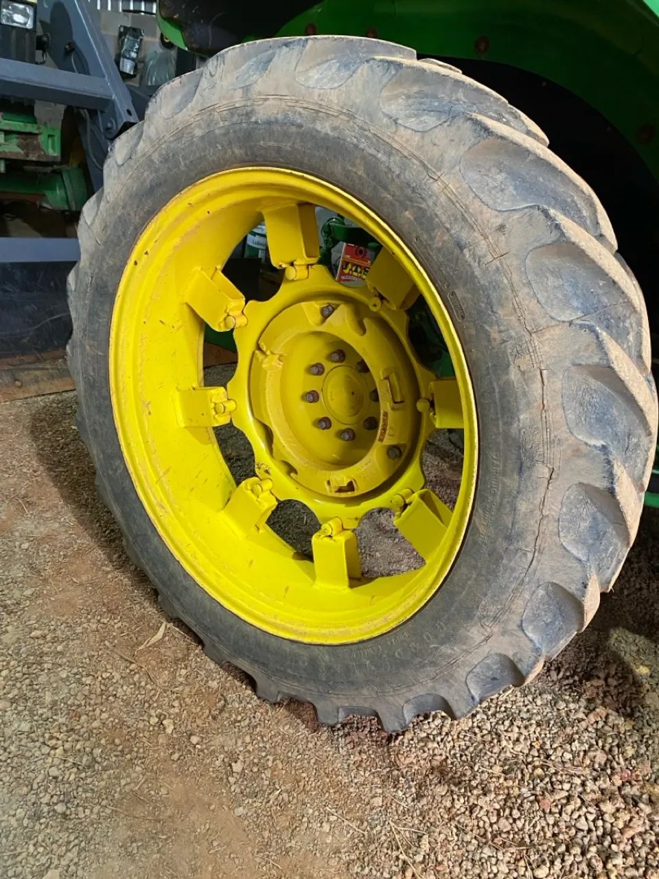 Par Aro 38 trator John Deere com pneus 12.4-38