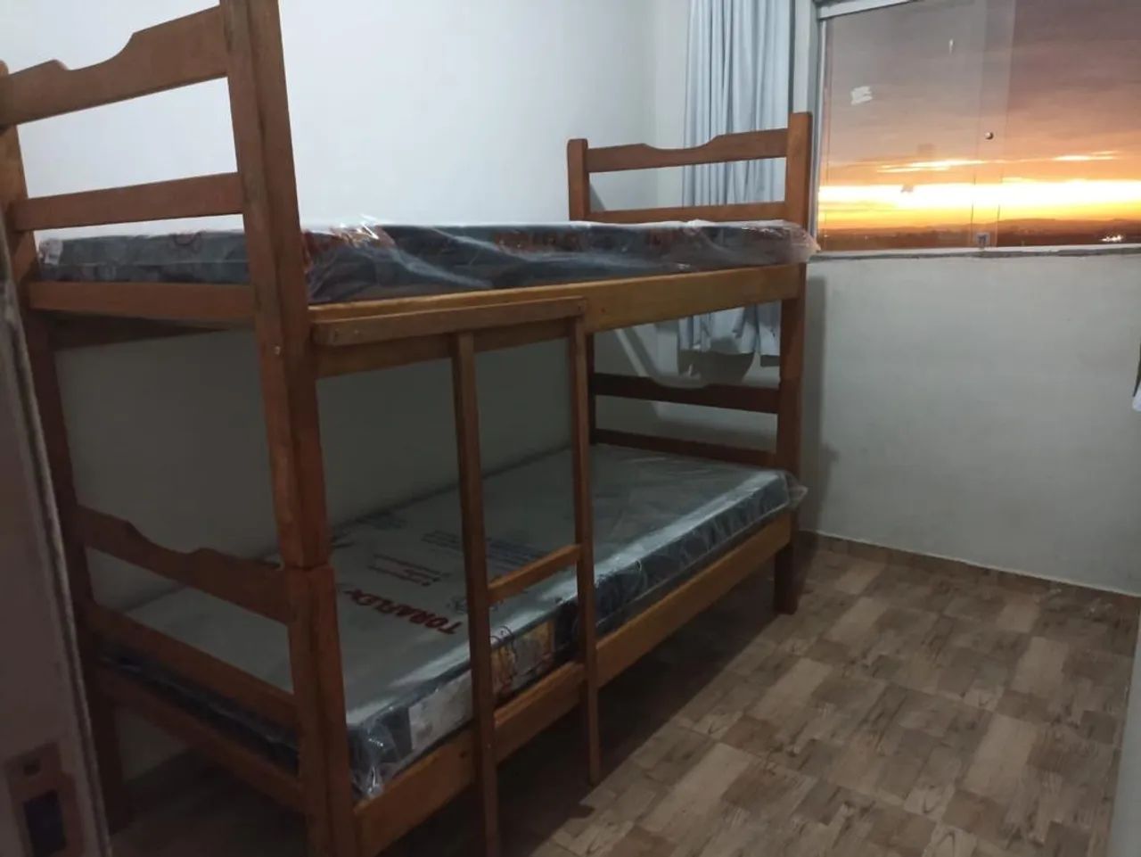 Beliche em sucupira com 2 colchões 