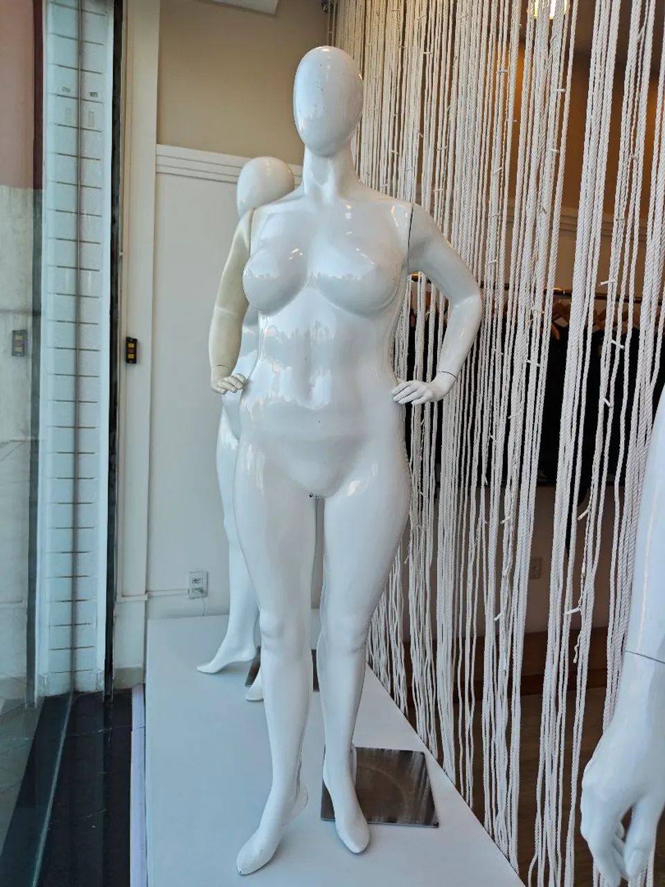 Manequim plus size em fibra 