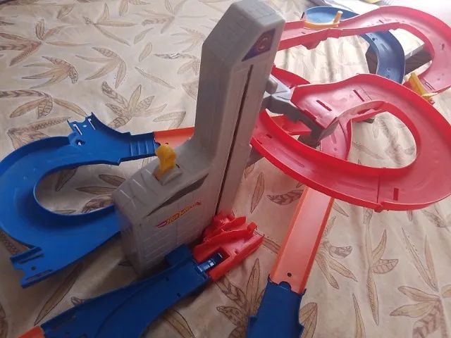 Pista com 2 elevador hot wheels