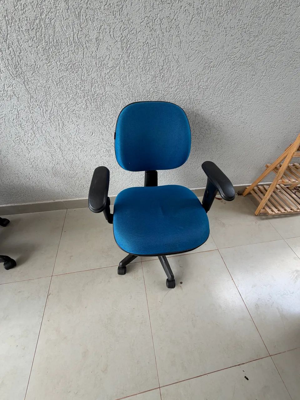 Cadeira de escritório semi nova 