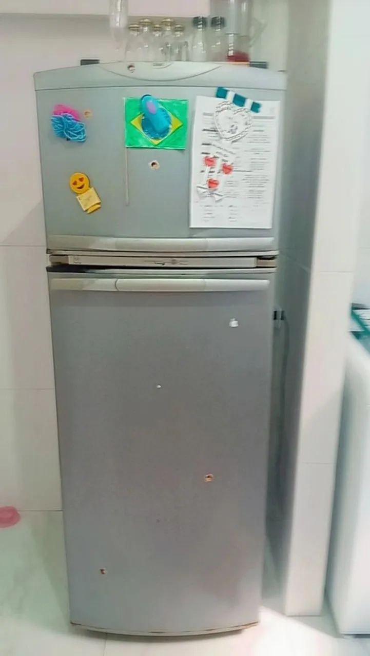 Geladeira, Frost bivolt em otimo estado, refrigera muito bem.